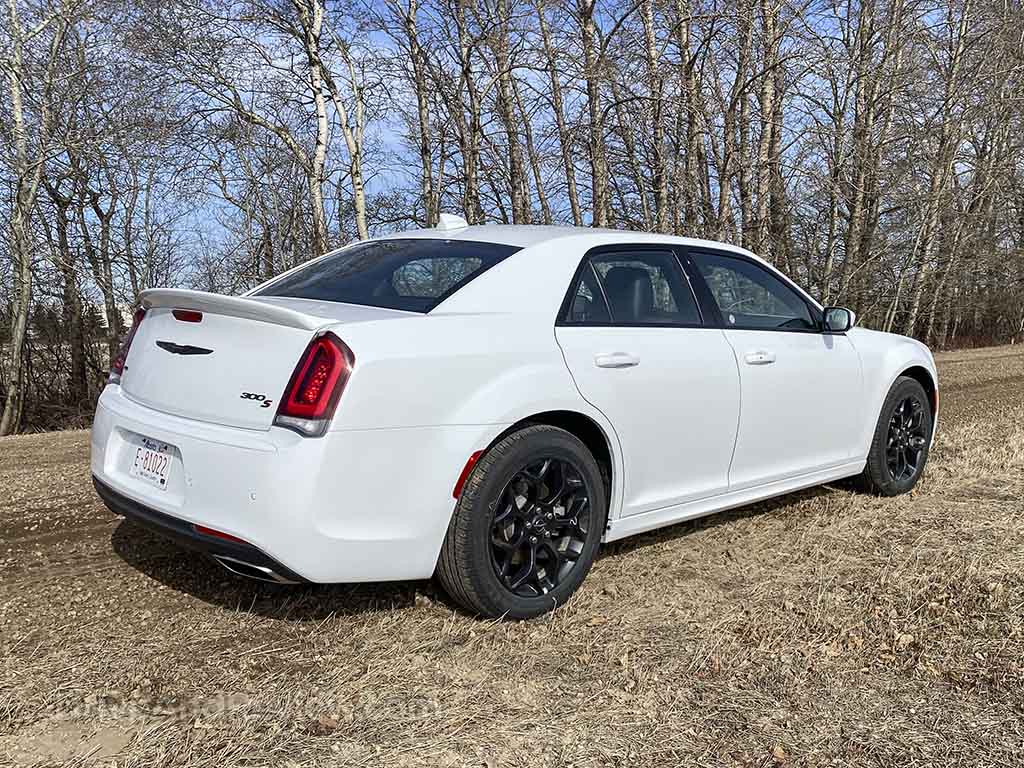 Chrysler 300 pros and cons: things you need to know before buying